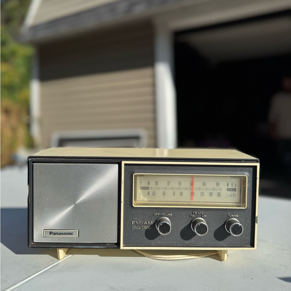 Vintage Panasonic Solid State Radio RE-6137E AM/FM Retro 1970s